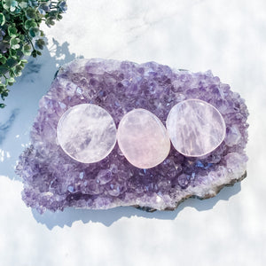 s1474 rose quartz crystal flat round 4cm palm stone palmstone australia. rose quartz palmstones australia gemrox sydney 1